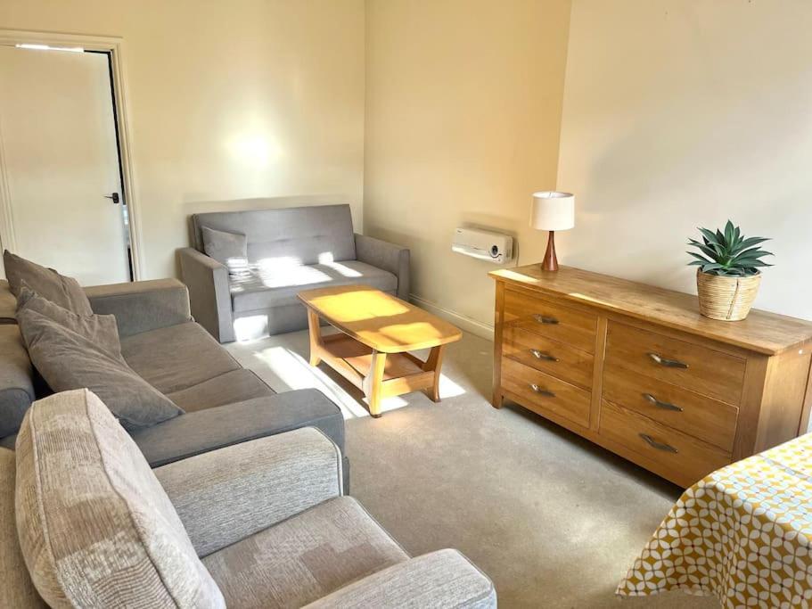 Two Bed Flat In Popular York Rd *
