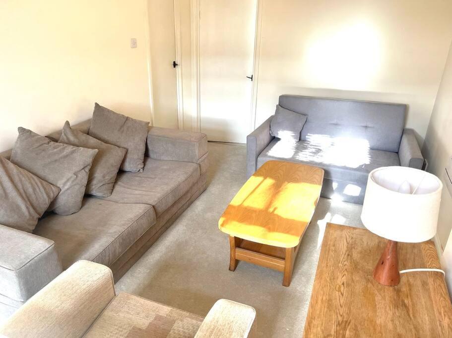 Two Bed Flat In Popular York Rd Apartment *