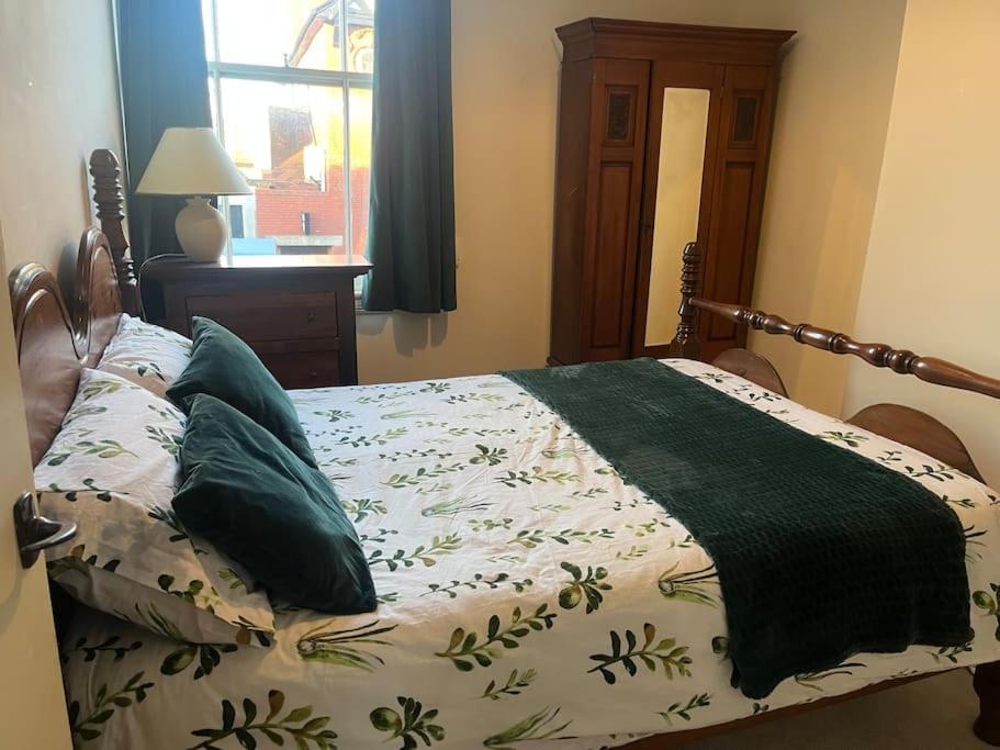 Two Bed Flat In Popular York Rd Apartment *