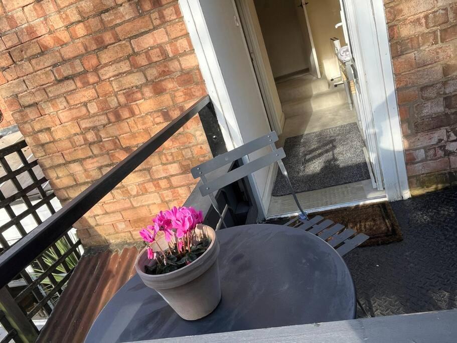 Apartment Two Bed Flat In Popular York Rd