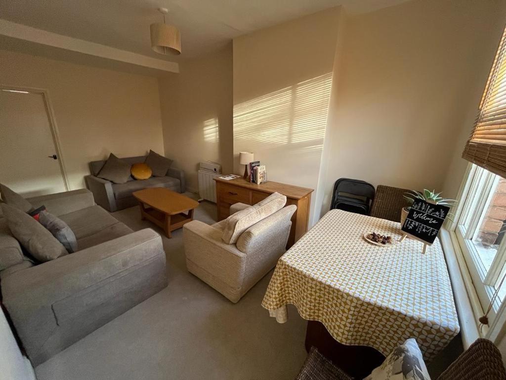 Two Bed Flat In Popular York Rd Apartment